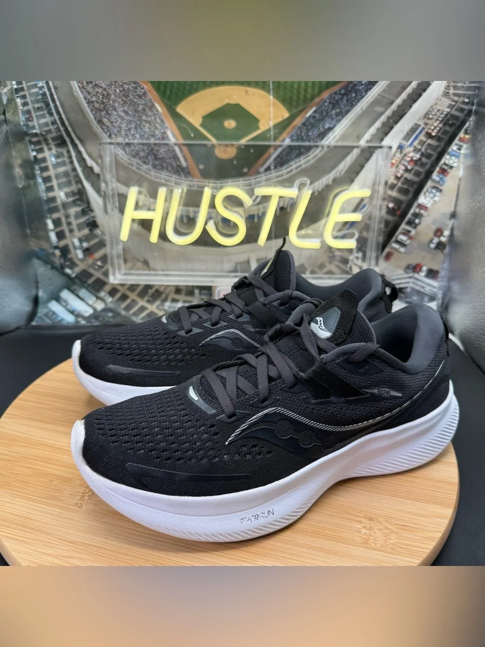 Saucony Ride 15 Women’s Running Shoes Black /White Size 7.5